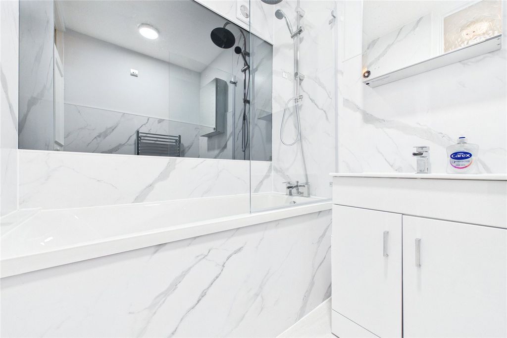 Property photo 3 of 18 Bathroom