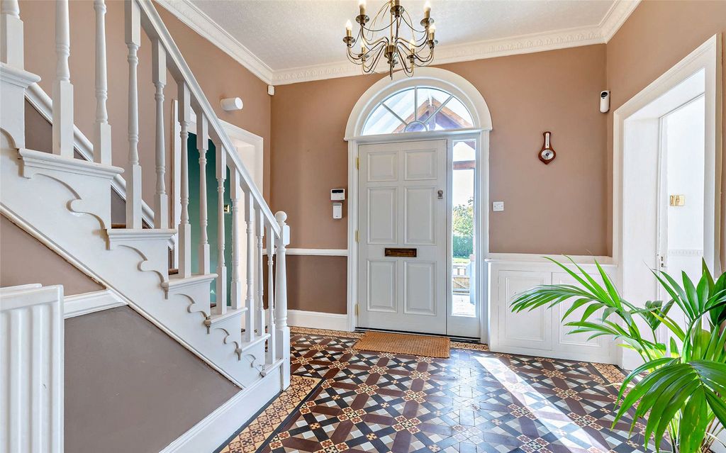 Property photo 3 of 30 Entrance Hall