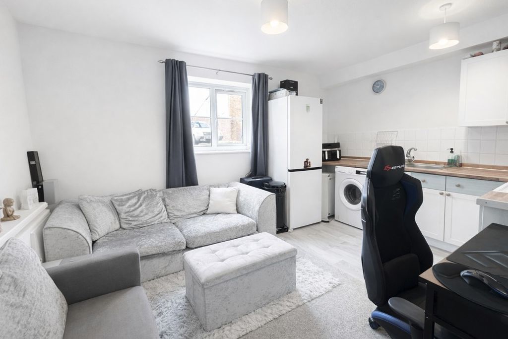 Property photo 3 of 5 Photo 4