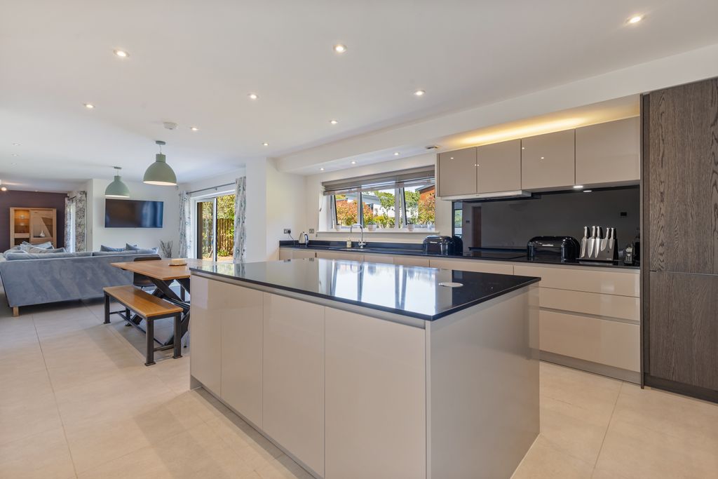 Property photo 2 of 23 A17 -Holland Park, Exeter - 250522