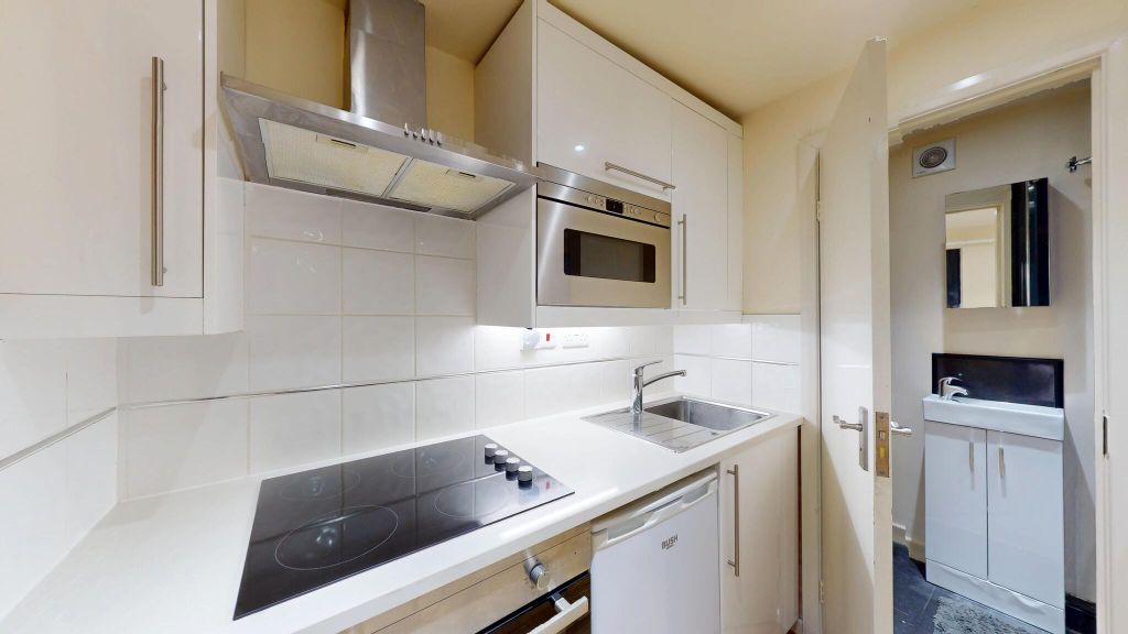 Property photo 2 of 9 Kitchen