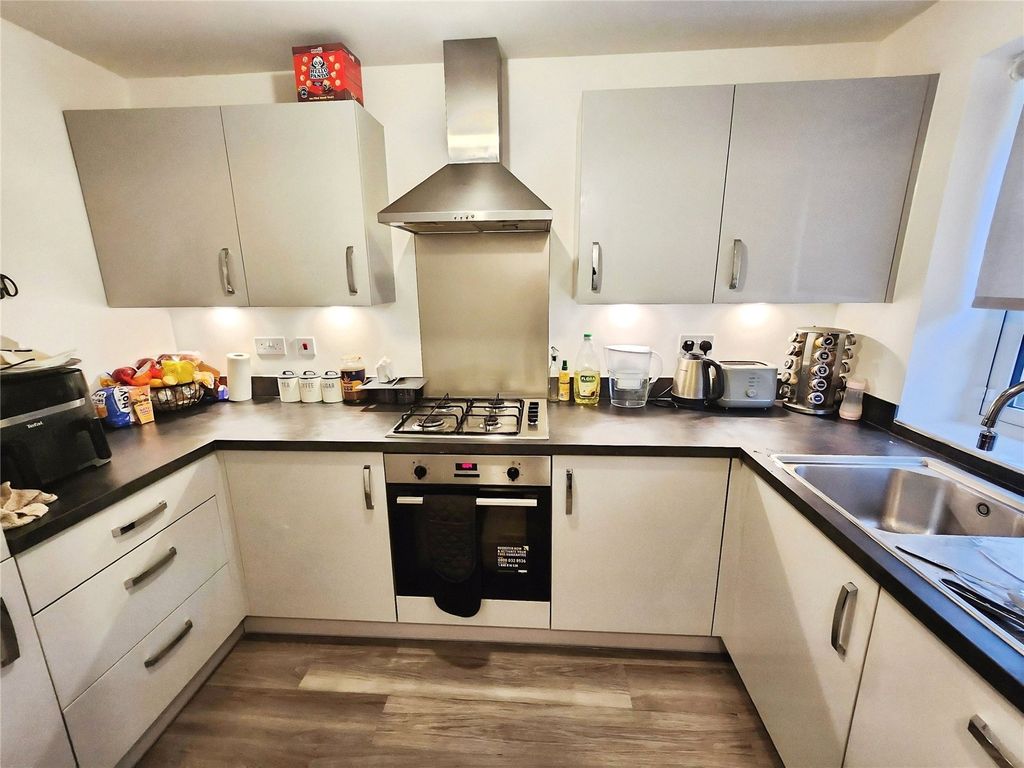 Property photo 3 of 10 Kitchen