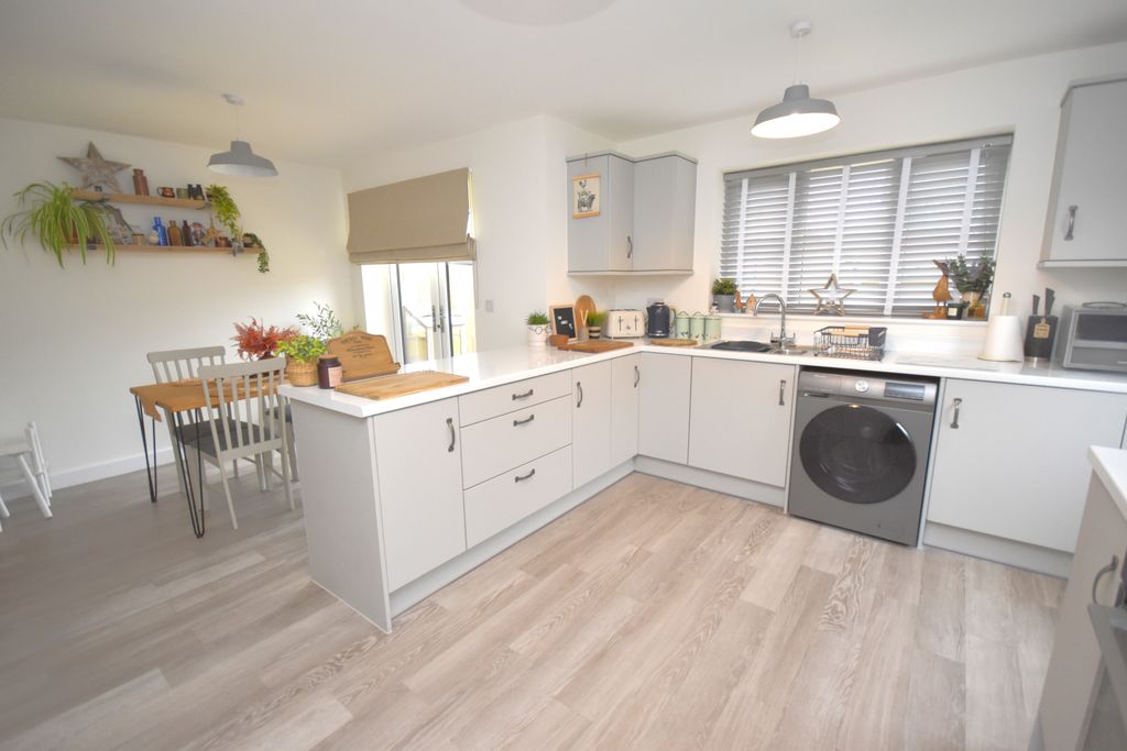 Property photo 3 of 19 Kitchen