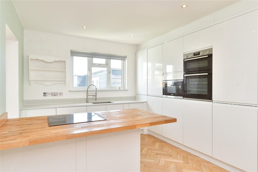 Property photo 3 of 18 Kitchen