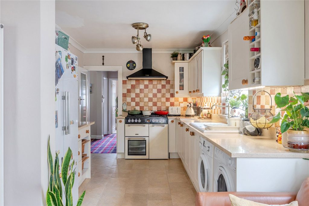 Property photo 3 of 31 Kitchen