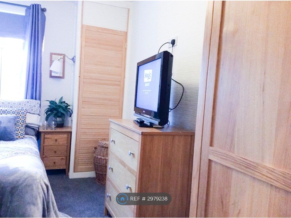 Property photo 3 of 10 40 Inch Tv