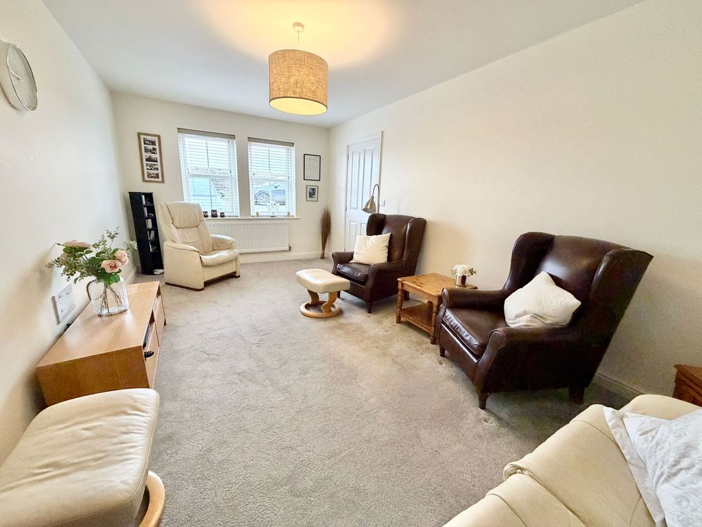 Property photo 2 of 16 Lounge