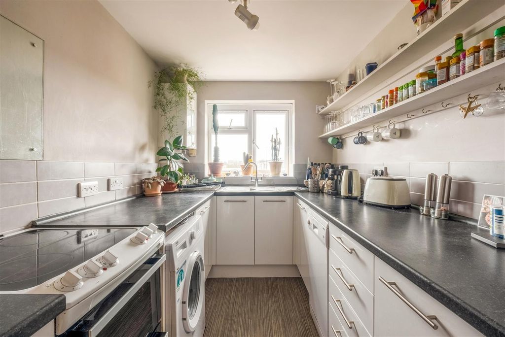 Property photo 3 of 15 Flat 27, Palmeira House -2.Jpg