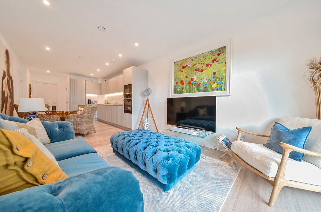 Property photo 1 of 18 1324772-13-6876d8...