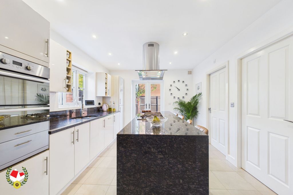 Property photo 3 of 27