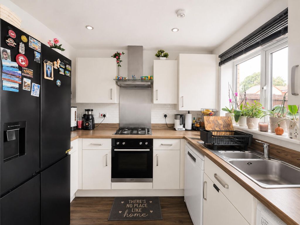 Property photo 2 of 10 Kitchen