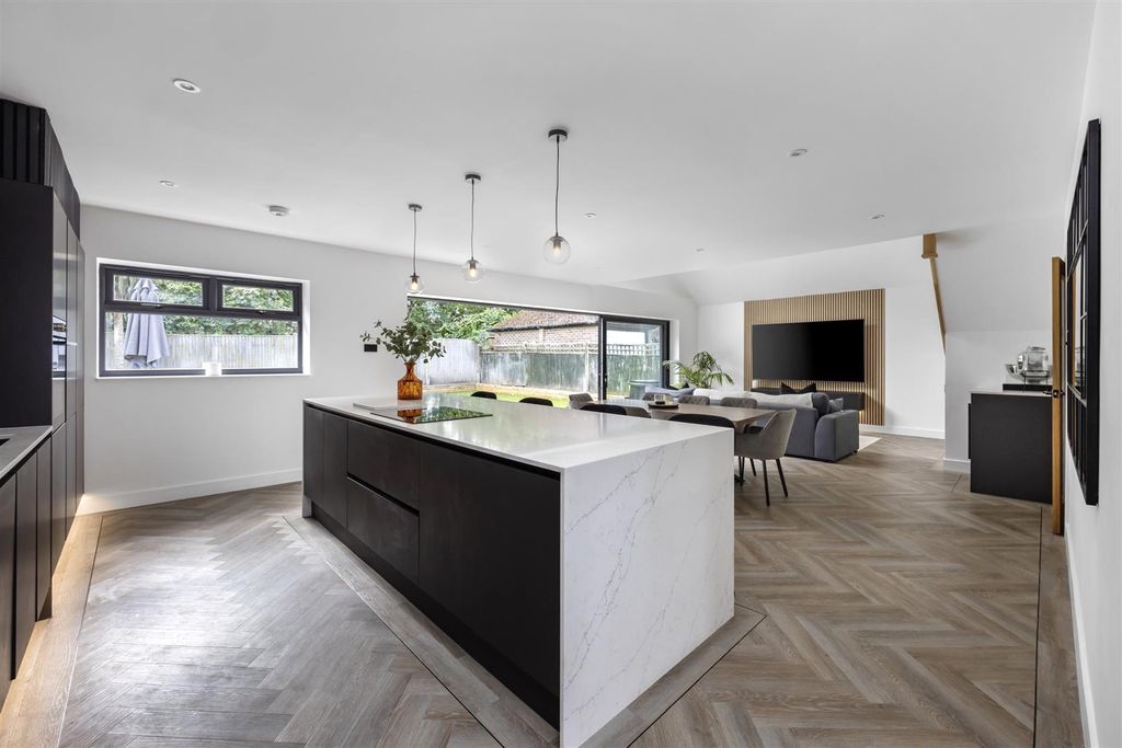 Property photo 3 of 30 Aldsworth Avenue, 95-017.Jpg