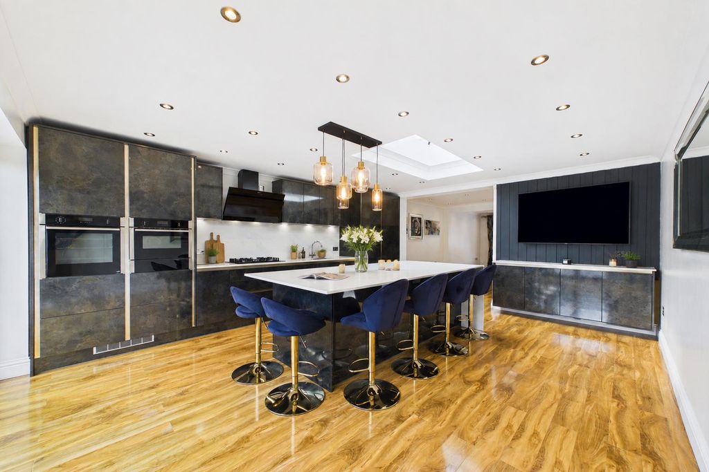 Property photo 3 of 18 Kitchen