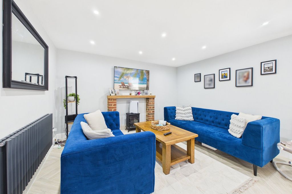 Property photo 2 of 25