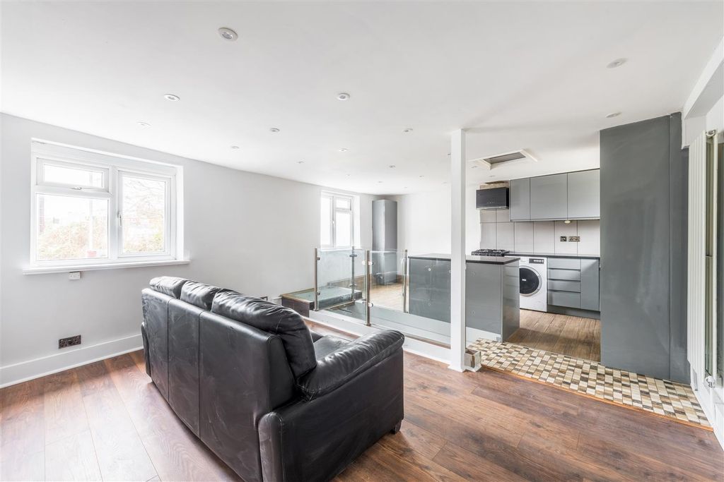 Property photo 3 of 19 76 Upper Gloucester Road-9.Jpg