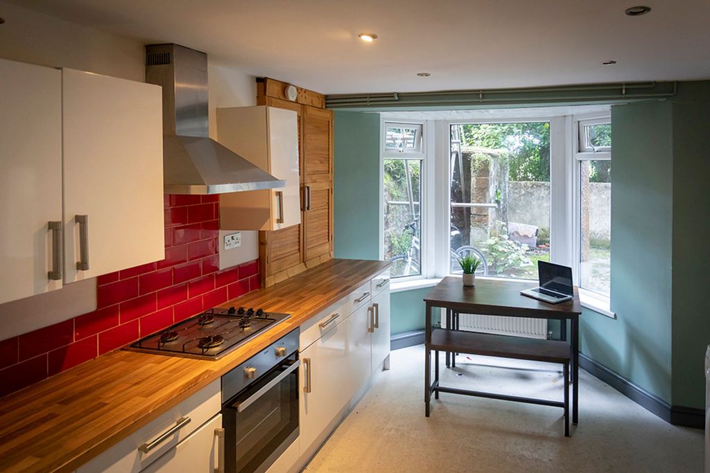 Property photo 3 of 8 Kitchen