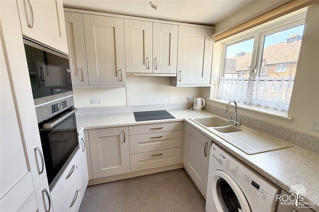 Property photo 3 of 9 Kitchen
