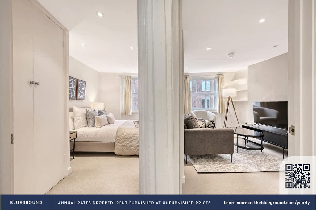 Property photo 3 of 21 Living Room