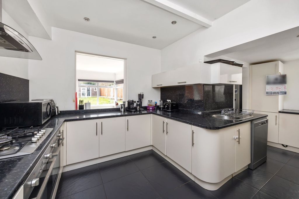 Property photo 2 of 35