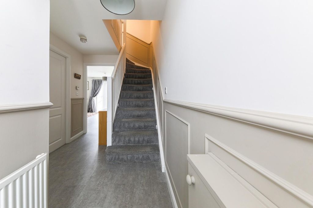 Property photo 2 of 14 Entrance Hall