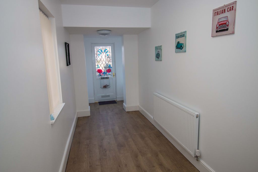 Property photo 2 of 10 Entrance Hall