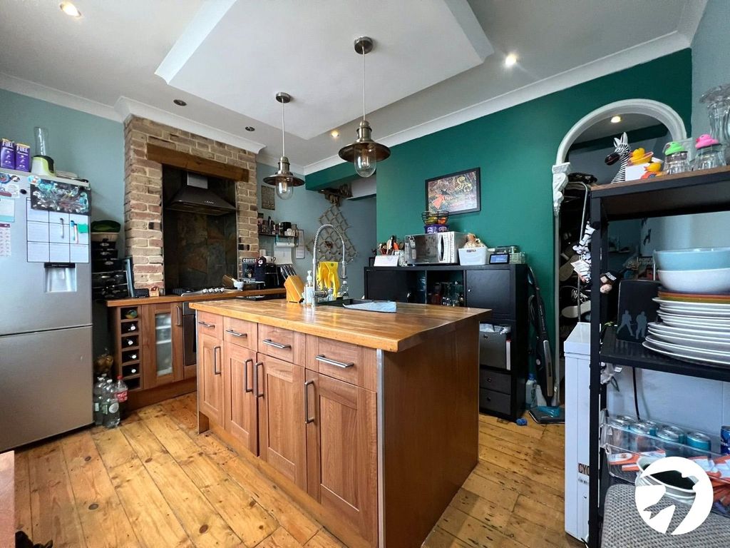 Property photo 2 of 10 Kitchen