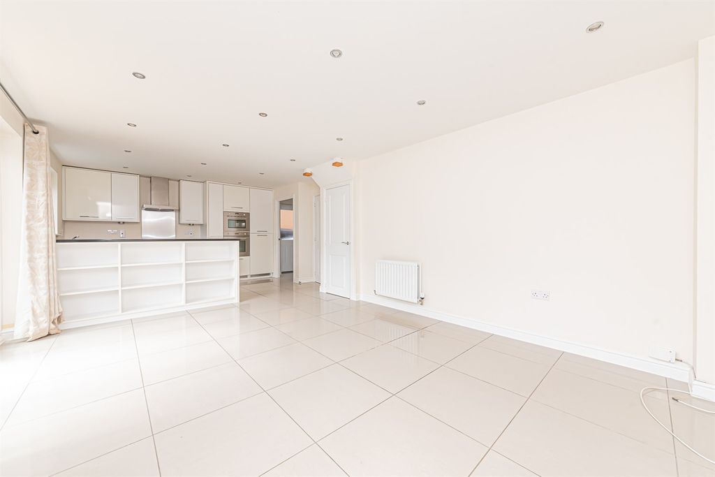 Property photo 3 of 15 Kit
