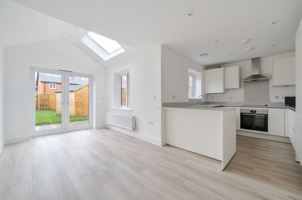 Property photo 2 of 10 1388549-14-693837...