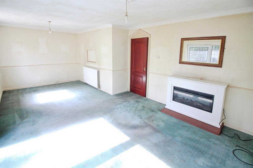 Property photo 3 of 11 Lounge/Diner