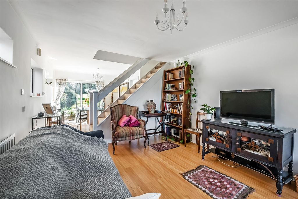 Property photo 3 of 13 34-Oswald-Close-1.Jpg