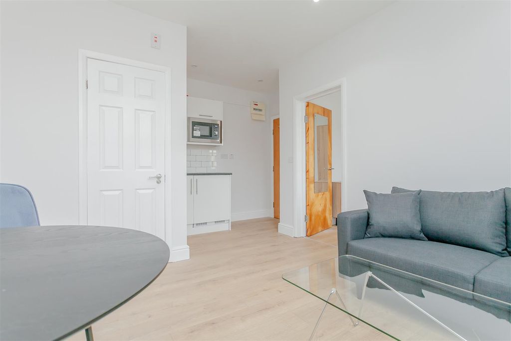 Property photo 2 of 10 Cheniston Gardens (3).Jpg