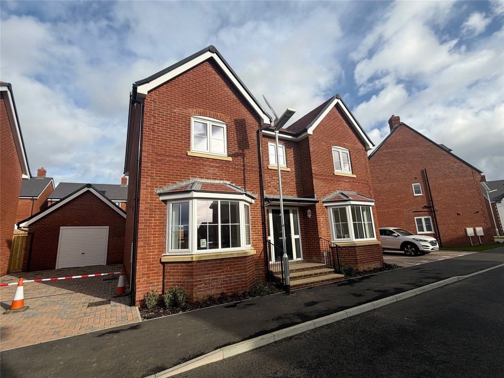Property photo 1 of 12 Aston Front