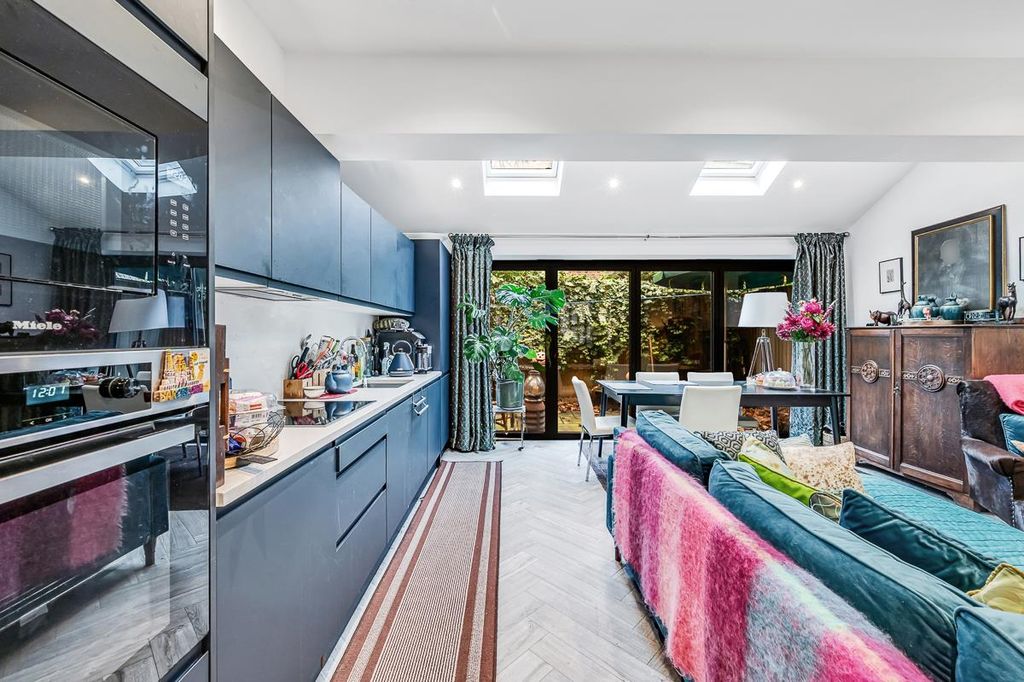 Property photo 3 of 10 46 Thorney Hedge Road-5.Jpg