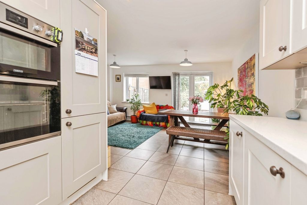 Property photo 3 of 19 Kitchen