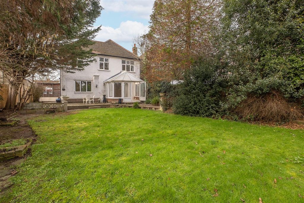 Property photo 3 of 17 11-Hampton-Court-Way  (41).Jpg