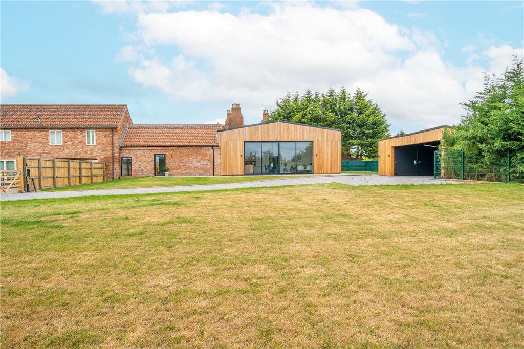 Property photo 3 of 45 Picture No. 04