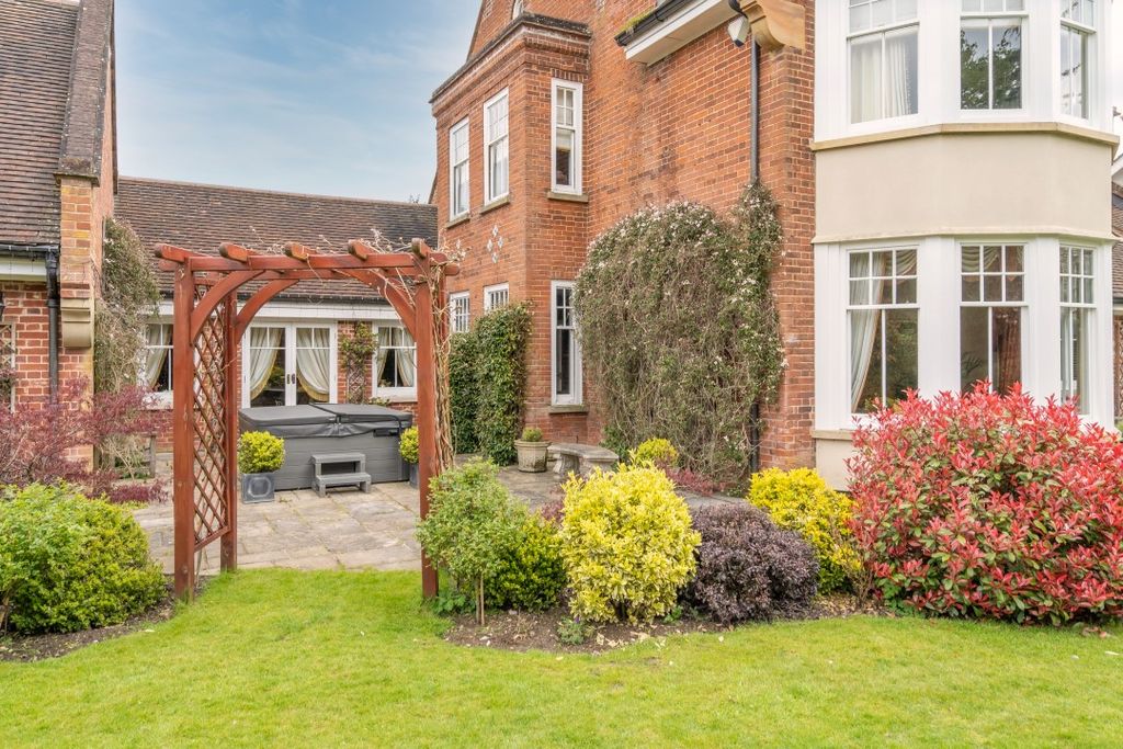 Property photo 2 of 31