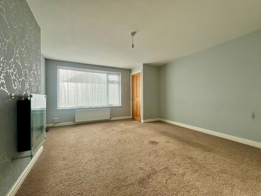 Property photo 3 of 8 Lounge