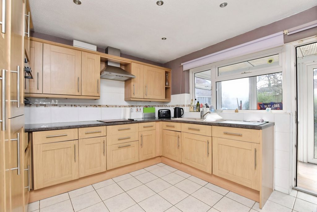 Property photo 3 of 18 Kitchen