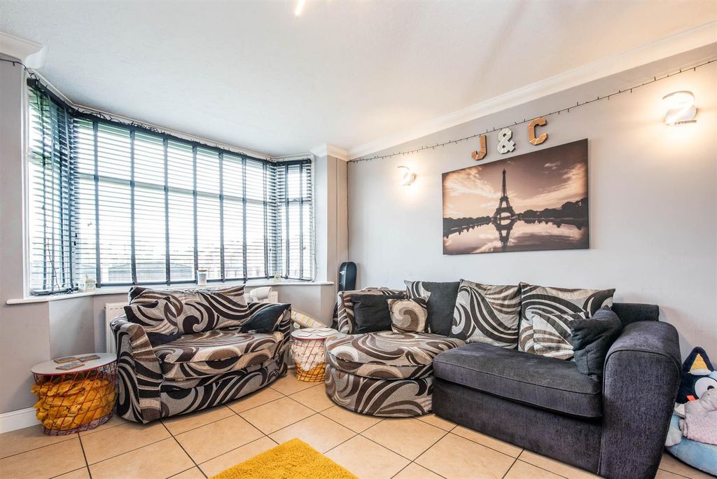 Property photo 2 of 22 Lounge