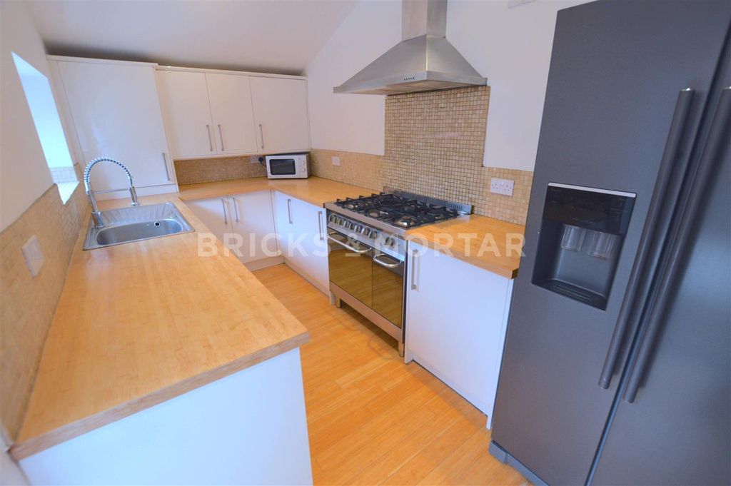 Property photo 3 of 12 165 Cartington Terrace Kitchen.Jpg