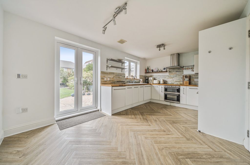 Property photo 3 of 16 1354334-3-68cc290...