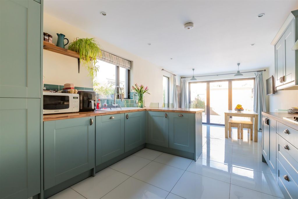 Property photo 3 of 26 Kingsland Road 13-23.Jpg