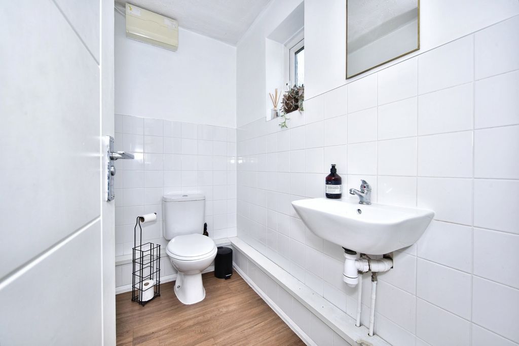 Property photo 3 of 14 Cloakroom