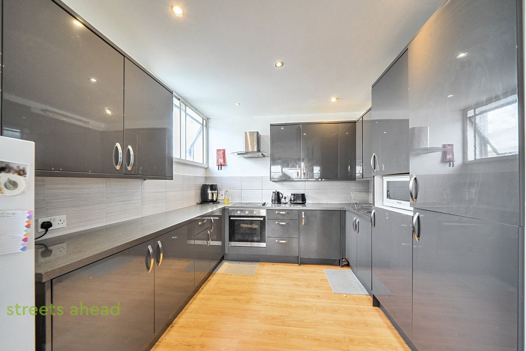 Property photo 2 of 14 0A4ee964-5B64-447...