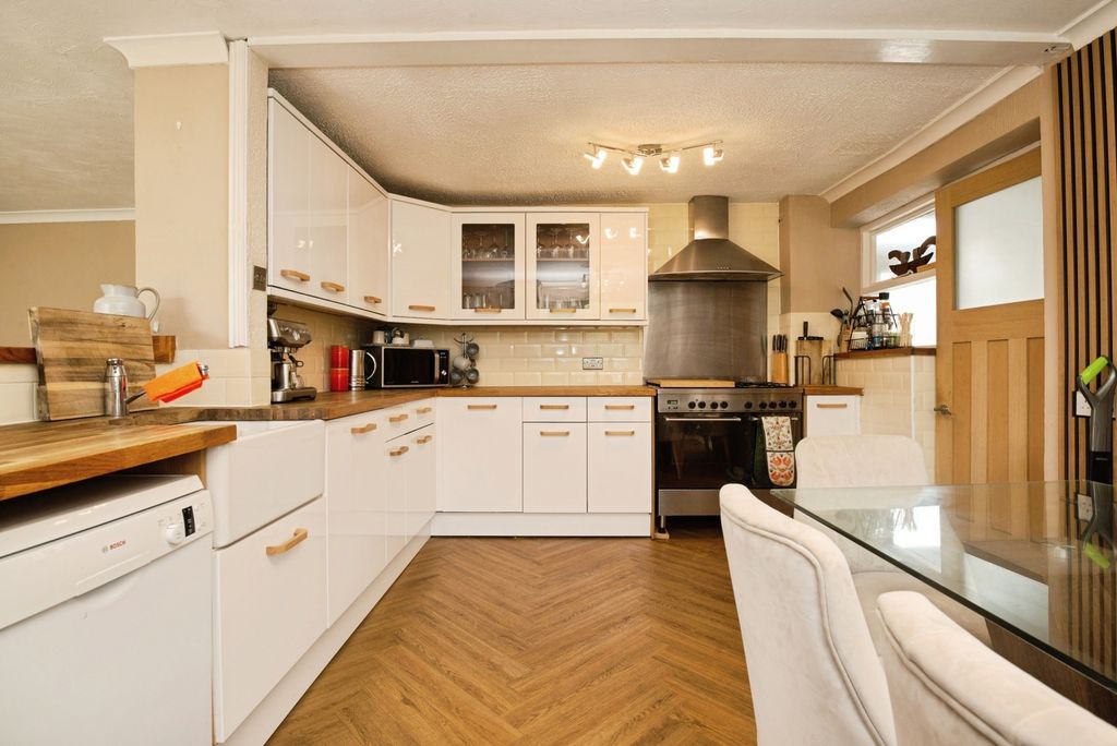 Property photo 3 of 19 Kitchen