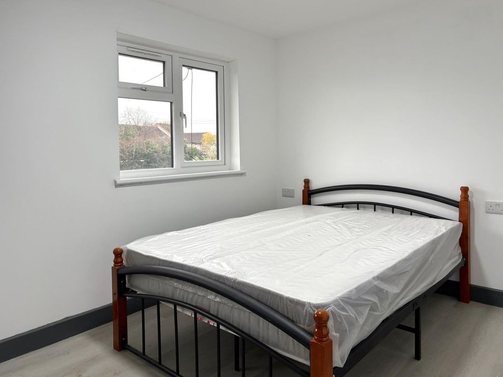 Property photo 1 of 11 Bright, Simply Furnished Double Bedroom With A Met...