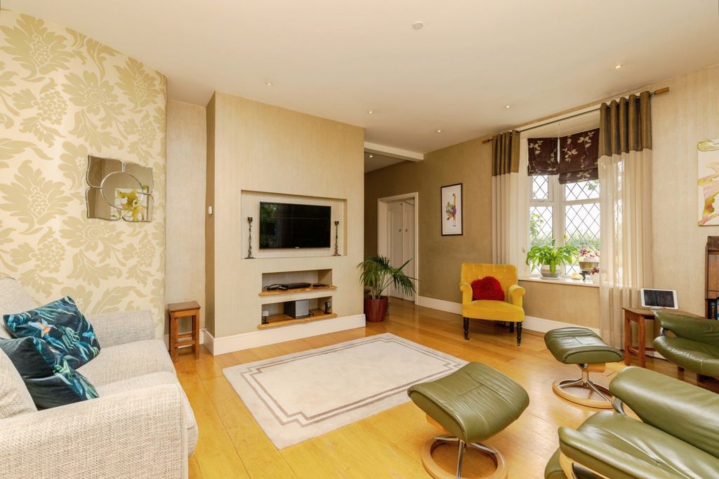 Property photo 2 of 20 Lounge