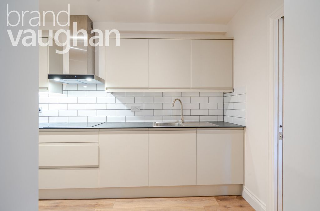 Property photo 3 of 10 Kicthen