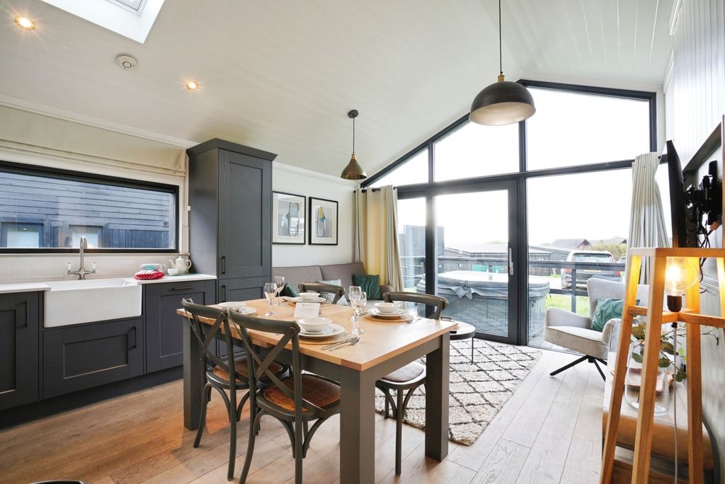 Property photo 2 of 17 Photo